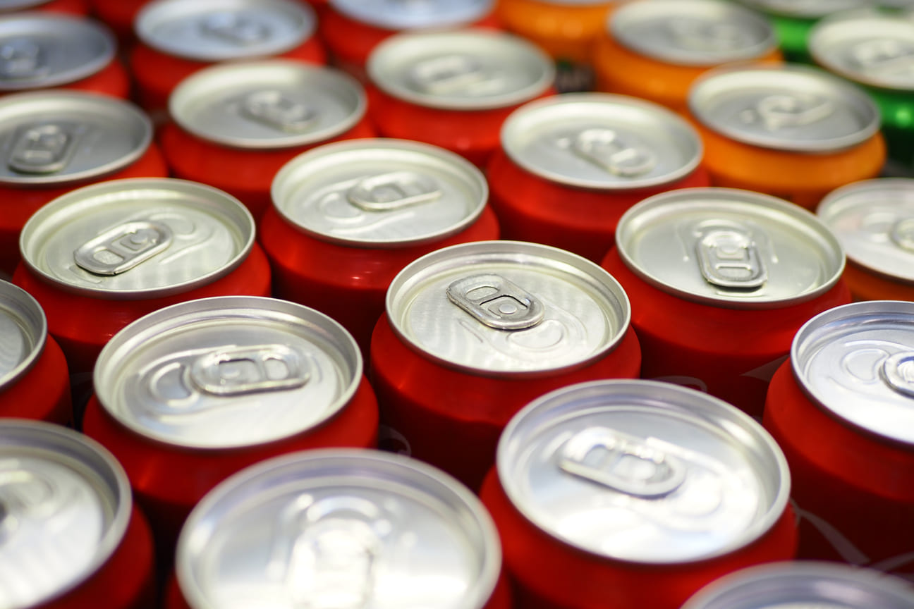 latas de refrescos como coca-cola, fanta y 7up alineadas