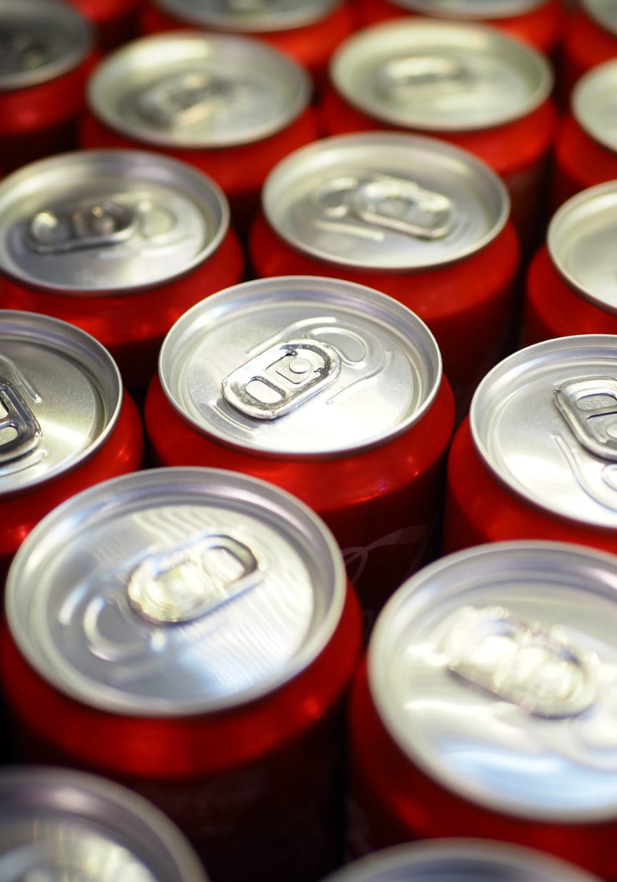 latas de refrescos de coca-cola alineadas